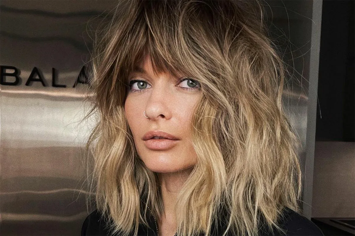 Corte com muita personalidade: o shaggy ondulado que está conquistando mulheres acima dos 40 