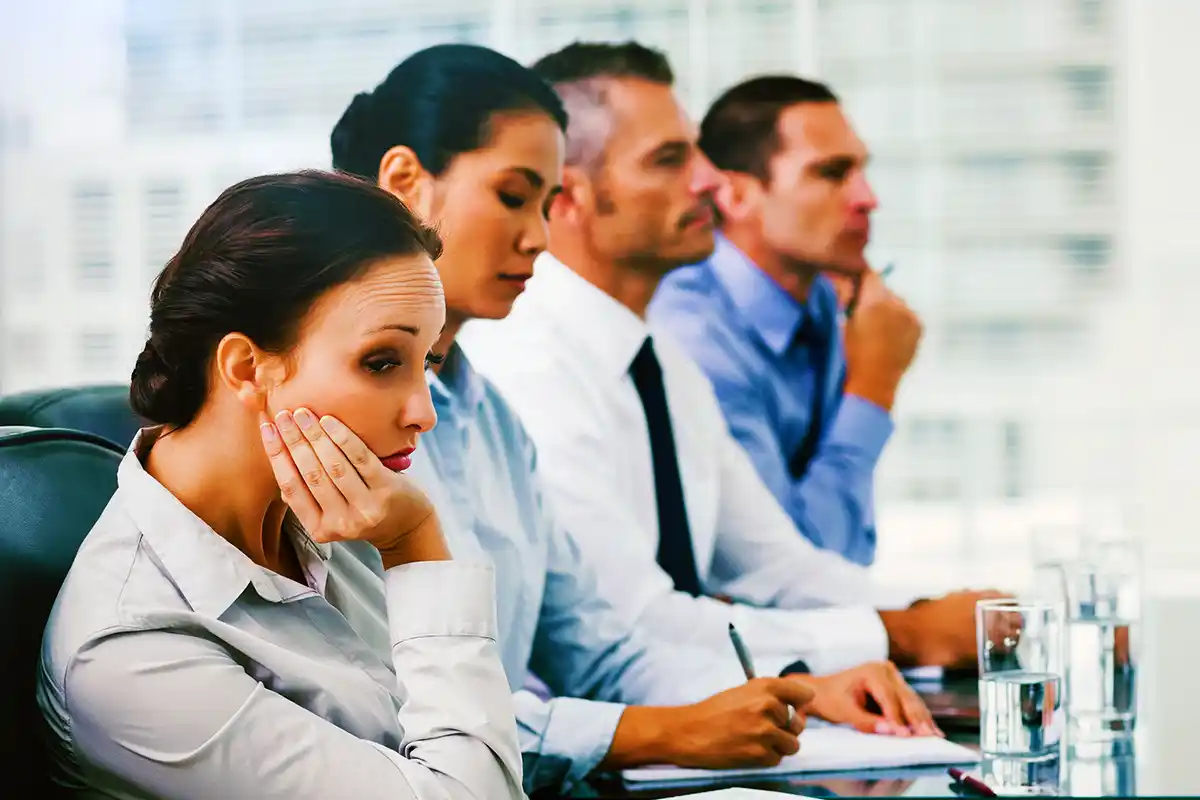 O que significa ficar sempre calado em reuniões, segundo a psicologia