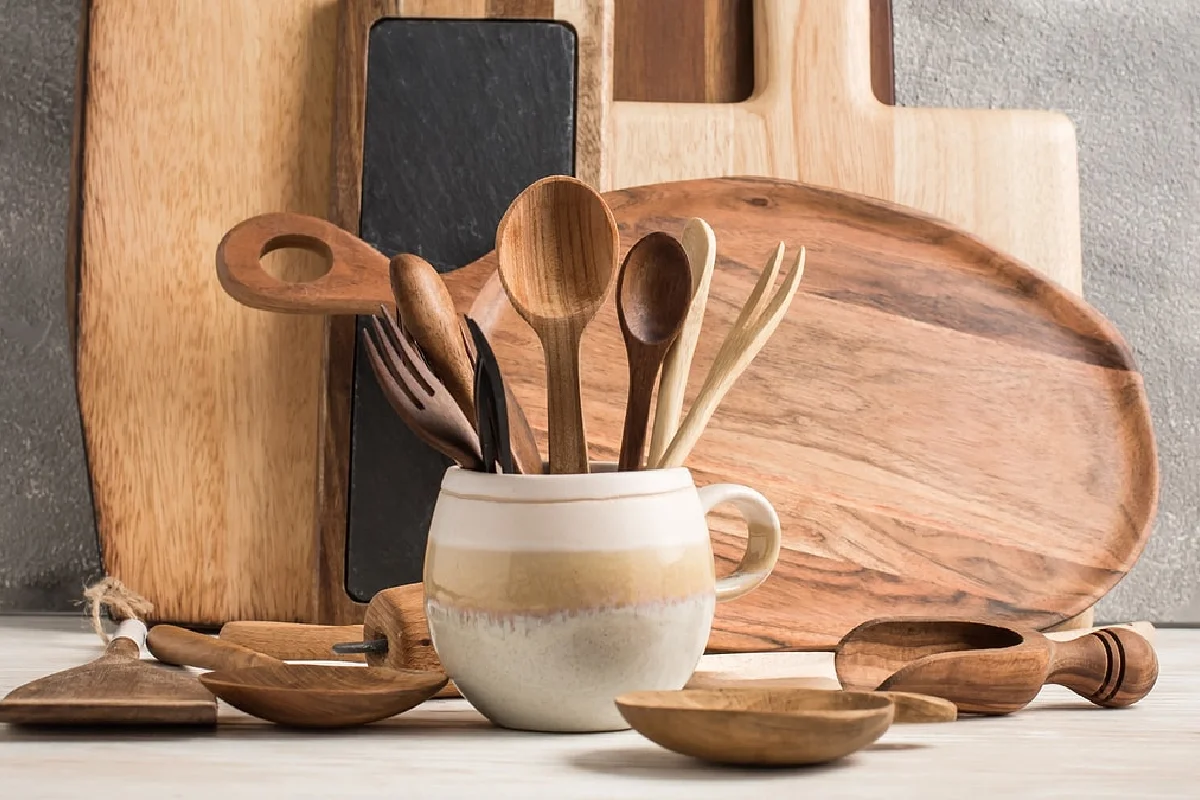 Forma simples de limpar a fundo talheres e tábuas de madeira