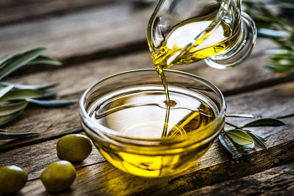 Forma simples de limpar a fundo talheres e tábuas de madeira