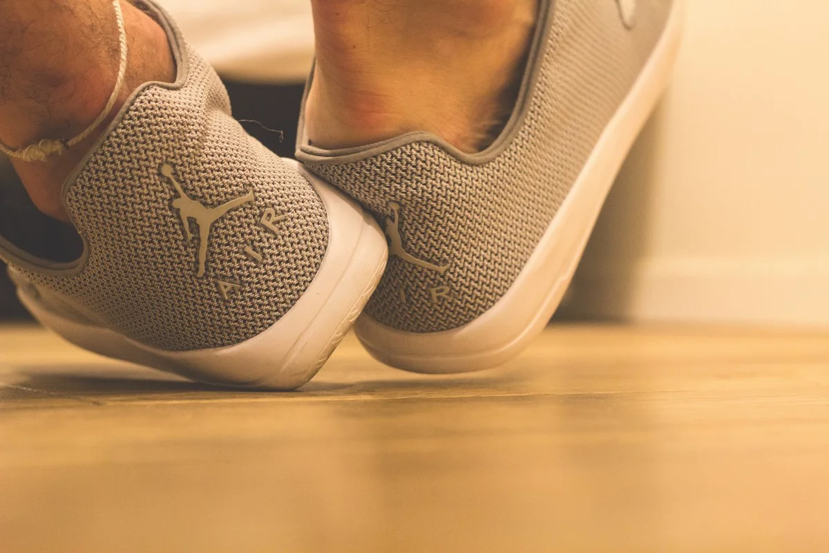 O que significa, segundo a psicologia, tirar os sapatos sem desatar os atacadores