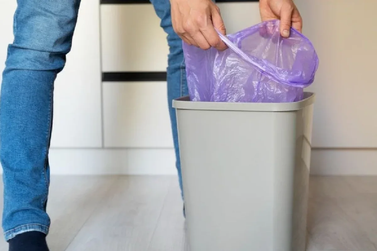 O truque com sal que elimina o mau cheiro do caixote do lixo para sempre 