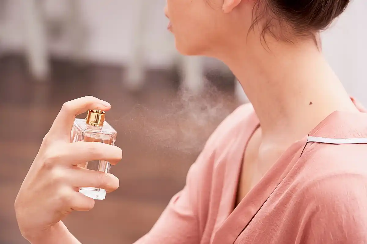O truque de beleza inesperado que faz o perfume durar horas — usando apenas um ingrediente da cozinha