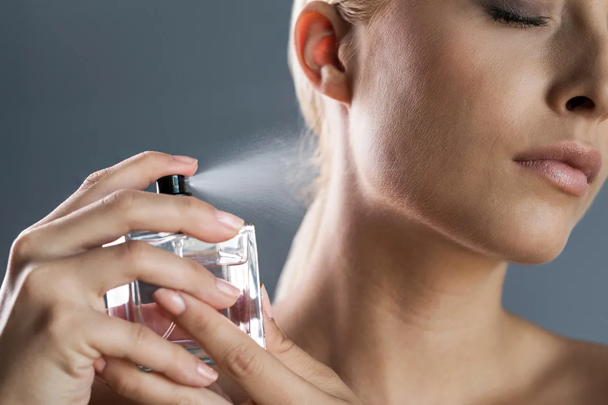 O truque de beleza inesperado que faz o perfume durar horas — usando apenas um ingrediente da cozinha