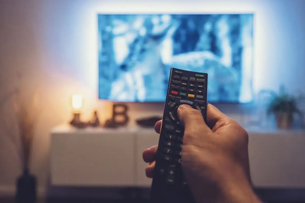 Três Hábitos que Estão Lentamente Destruindo Sua TV – E Você Nem Percebe