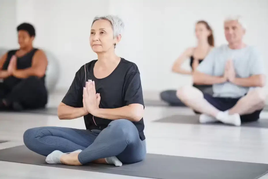 A postura de yoga perfeita para tonificar abdômen após os 50 sem pesos
