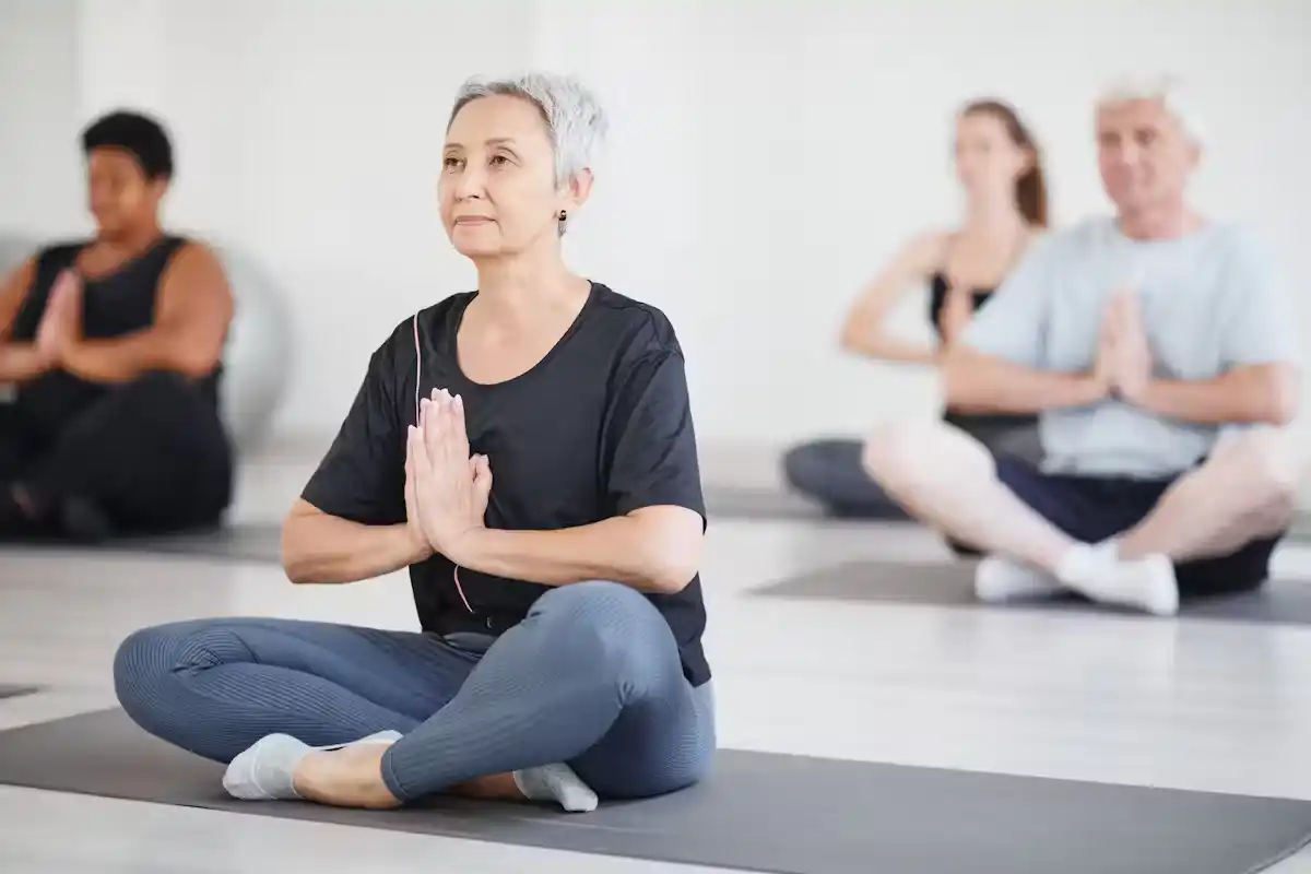 A postura de yoga perfeita para tonificar abdômen após os 50 sem pesos